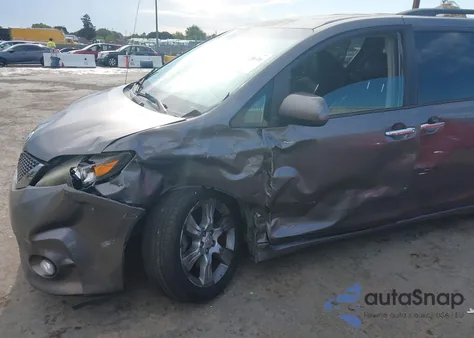 2013 Toyota Sienna Se 8 Passenger z USA, uszkodzony, nr VIN 5TDXK3DC5DS326359